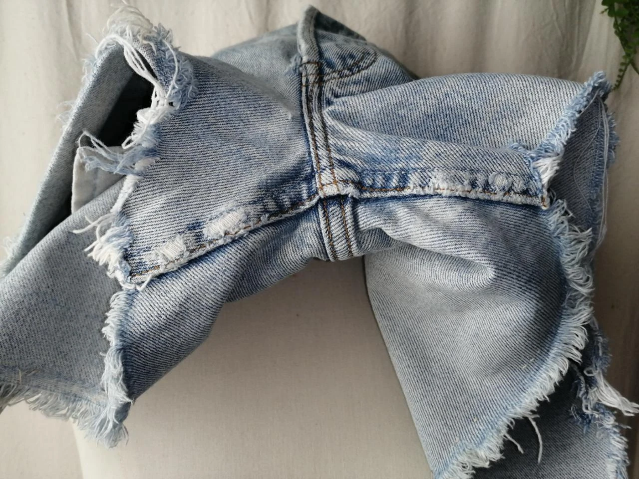 Lichte blauwe spijkerbroek met used effect en franjes "Levi's" 501 – photo 6